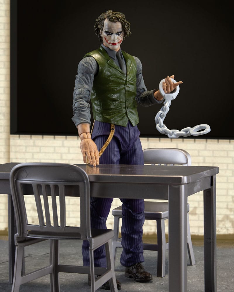 DC Multiverse Action Figure The Joker (Jail Cell Variant) (The Dark Knight) (Gold Label) 18 cm DAMAGED PACKAGING