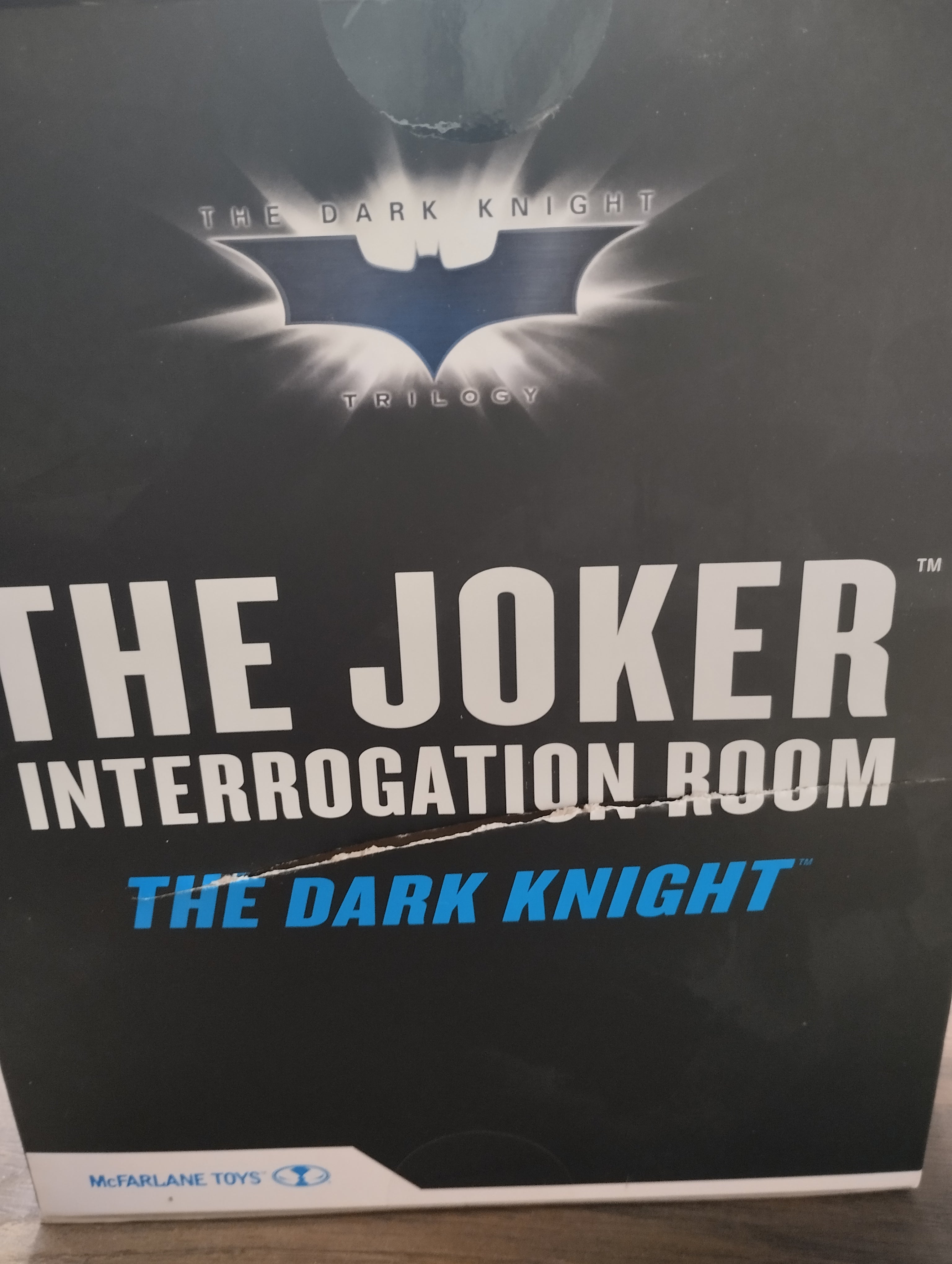 DC Multiverse Action Figure The Joker (Jail Cell Variant) (The Dark Knight) (Gold Label) 18 cm DAMAGED PACKAGING