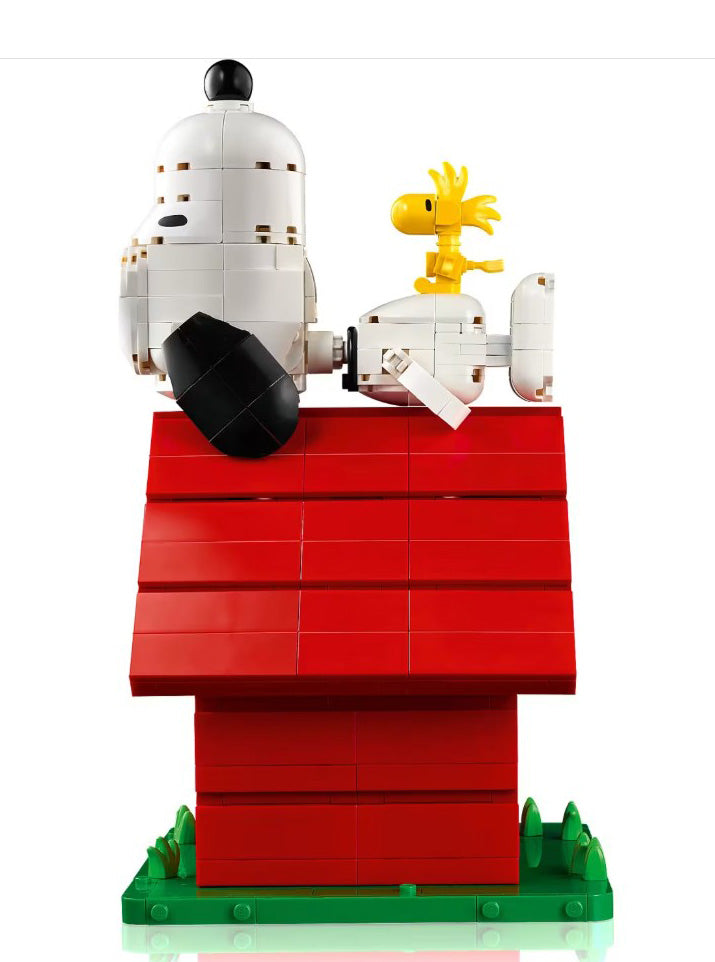 LEGO® Ideas Peanuts: Snoopy's Doghouse (21368)